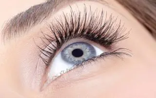 Schwungvoller Augenaufschlag dank Wimpernextensions